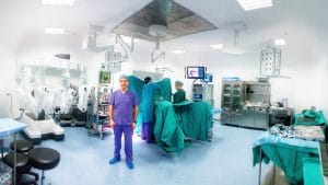 Prof. Dr. Uğur Boylu robotik cerrahi ameliyathanesinde